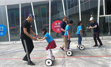 仅280元享原价488元的【丰台】慧营机器人营地体验票一张。2、可体验13个项目，无人机、AR沙盘、小型救援机器人、蜘蛛大战、意念赛车、VR虚拟现实、机器人三国战、真人cs吃鸡对抗、激光打靶……