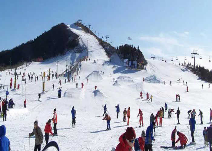 仅50元，享原价100元【威海】山泰生态园滑雪场平日全天滑雪票，在您畅快体验雪上运动乐趣的同时，亦可品尝到山泰生态餐厅特色农家宴，山泰生态园让您和家人在这个冬天尽享天伦之乐！
