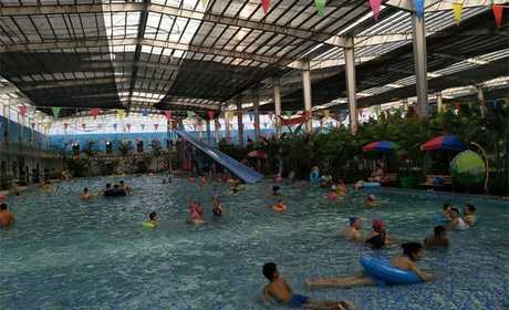仅需49元，享价值59元【商水县】双河生态温泉门票+搓背+养生美容浴套票一张，含：搓背一次，养生美容浴，温泉游泳，温泉理疗池，高速滑道，高温温泉浴，漂浮浴，水锤浴，维淇浴等，免费提供储物柜，毛巾等