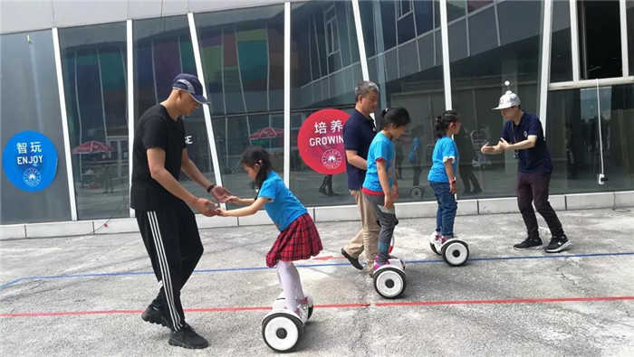 仅280元享原价488元的【丰台】慧营机器人营地体验票一张。2、可体验13个项目，无人机、AR沙盘、小型救援机器人、蜘蛛大战、意念赛车、VR虚拟现实、机器人三国战、真人cs吃鸡对抗、激光打靶……