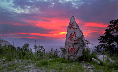 仅40元即可享受原价50元【平顶山】天龙池景区门票一张，射箭基地赠送每人10支箭免费体验，景区奇峰林立，山清水秀，内有景点剑劈石、天书阁、抚琴台、尧帝像等80余处，不要错过美景如画的季节哦~