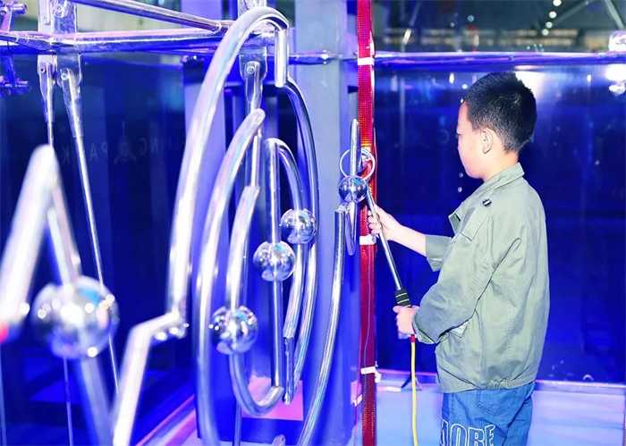 仅289元，享原价560元的即刻飞行运动主题乐园亲子票（1大1小）一张，疆内首家室内大型实景飞行主题乐园，极度震撼的航空航天场景，邀你实现飞行梦想。