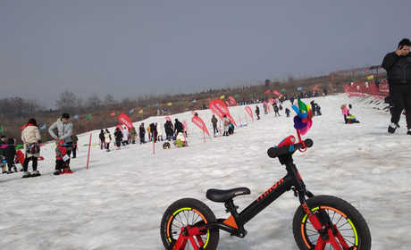 仅39元！享门市价68元【咸阳】西部芳香园滑雪场平日3小时滑雪门票一张，享受冰雪游玩过后的味蕾放松，体验欢乐雪世界一站式服务。 