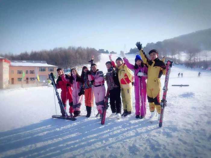 仅268元享原价398元的【哈尔滨】霜雪滑雪场滑雪二日游+雪圈+满足特色餐+满族民宿和标准间民宿，新的索罗门大头版、开阔的滑雪场地，让你尽享时尚运动带来的无穷乐趣。