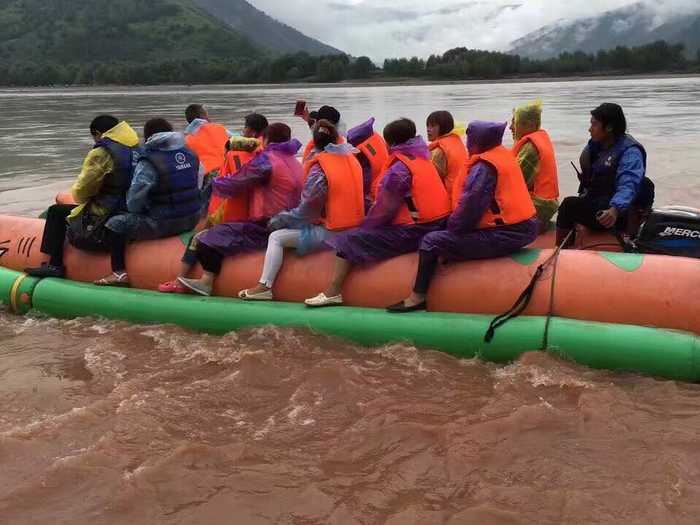 仅160元！即可购买最高价值198元长江第一湾漂流A线成人票；【丽江市】长江第一湾，水深六缓，浪低滩平，水性较冷。在此江段漂流，不够刺激，但相对安全而言，系数更高。