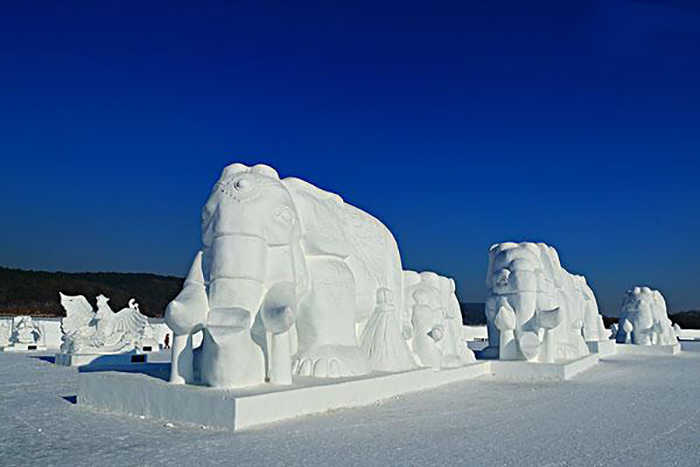仅29元！享原价88元的【晋中市】凤麒滑雪场冰雪乐、园通票，包含：雪雕迷宫+30多项雕展+射箭+冰场滑车+打雪仗，走出宅门，远离喧嚣，放飞心情，快来这皑皑雪地尽情撒欢吧！