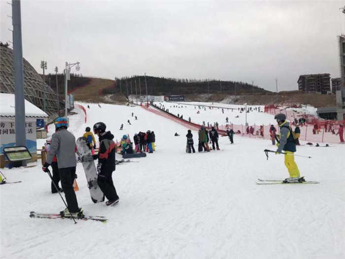 仅198元就享受300元的【张家口】翠云山滑雪场开板节1天魔毯套票，从山顶上滑下，身姿优美，酣畅淋漓的享受在雪道飞驰的乐趣，用极其优惠的价格体验到银河滑雪场的特色星座雪道！