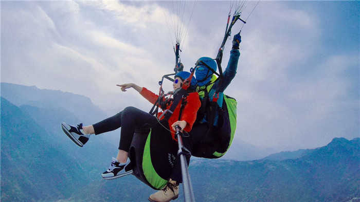 仅780元，享原价800元的【乐山】峨眉山蒲公英滑翔伞俱乐部双人带飞行体验票。游客体验滑翔伞飞行项目，乘客像鹰一样在天空中自由翱翔，览尽大地美景，感受极限刺激。