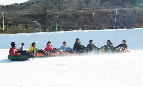 仅29.9元！享门市价128元的【石家庄】秦皇古道滑雪场平日节假日滑雪门票，包含：滑雪场滑雪门票一张，总投资2000万元人民币，滑雪场功能齐全，设施完备，雪场内设有滑雪（草）运动区，娱雪活动区等。
