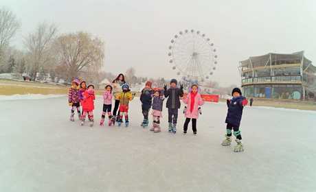 仅99元就享受160元的【乌鲁木齐】植物园金科冰雪嘉年华双人票一张，包含：门票+冰刀不限时，园内还有：滑冰刀，冰车二人转，冰陀螺，骑乘小矮马，冰壶，冰爬犁、海豚爬犁等多种娱乐项目