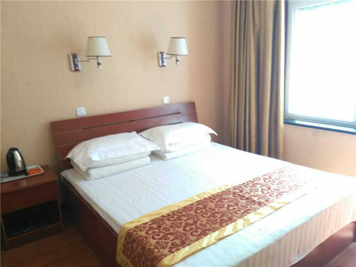 仅168元就享受350元的【保定市】红楼酒店双人客房A套票（含：拒马河漂流票2张）一张，快艇一圈，脚踏船，手摇船，竹筏，银湖水上乐园是野三坡目前较大的水上乐园。