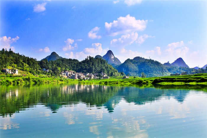 仅55元就享原价77元的荔波县联山湾水利风景区门票+吃饭，景区以山秀水美的乡村田园风光和布依族农耕文化为特色，以大七孔电站库区形成的山水景观为灵魂,景区水资源丰富，环境幽雅、气候温和；