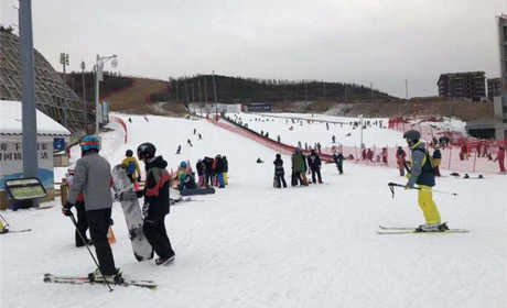 仅198元就享受300元的【张家口】翠云山滑雪场开板节1天魔毯套票，从山顶上滑下，身姿优美，酣畅淋漓的享受在雪道飞驰的乐趣，用极其优惠的价格体验到银河滑雪场的特色星座雪道！