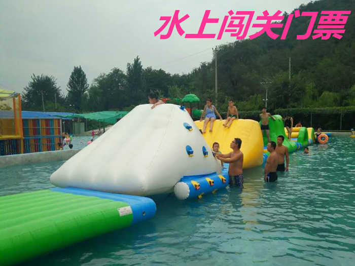 仅68元！即享原价100元的【桥西区】百草园基地水上闯关门票，包含：百草园基地水上闯关门票一张，百草园休闲游玩基地，市区开车20分钟即可到达，离市区近的同时又远离了市区的喧闹。