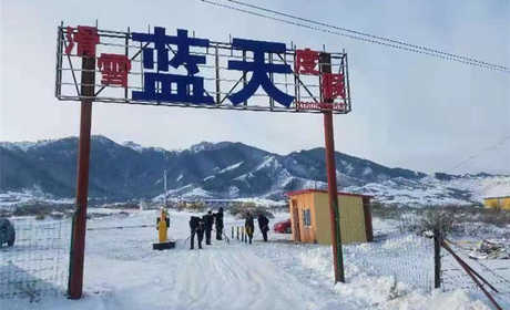 仅128元享原价150元的【乌鲁木齐】蓝天滑雪场双人票，包含：雪圈和雪板互换一次，魔毯，索道，免费提供开水。滑雪场内设有餐厅、雪具大厅、休息厅、休闲娱乐场所，滑雪道为初中级雪道和多人滑雪圈专用道。