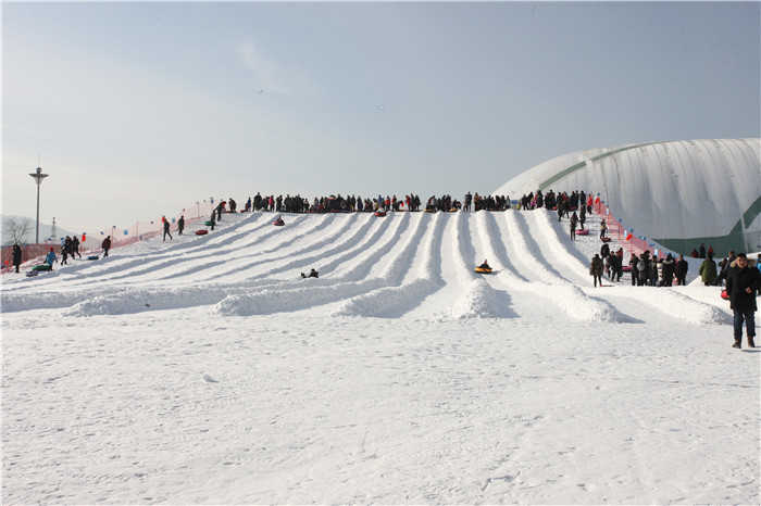 仅88元，享原价128元的【涞源】白石山冰雪节蓝鲸雪乐园成人票，有室内冰雕展示区、VR科技体验区、冰雪互动娱乐区，室外滑雪赛道、雪地娱乐项目及功能配套区。