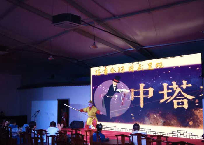 仅90元可享受188元【中塔秀】电视塔参观+中塔秀表演晚场票一张，含：电视塔夜场登塔参观和中塔秀晚场魔术杂技表演，中央广播电视塔是集广播电视发射和旅游观光，是北京现代化的一个重要标志。