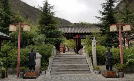 仅30元！享原价40元的【邯郸市】聚龙山莲花洞景区门票，包含：景区门票一张，莲花洞是天然溶洞，据专家确定形成于5亿年前。洞内景观奇妙，神秘无限，曲径通幽，秀丽壮观。
