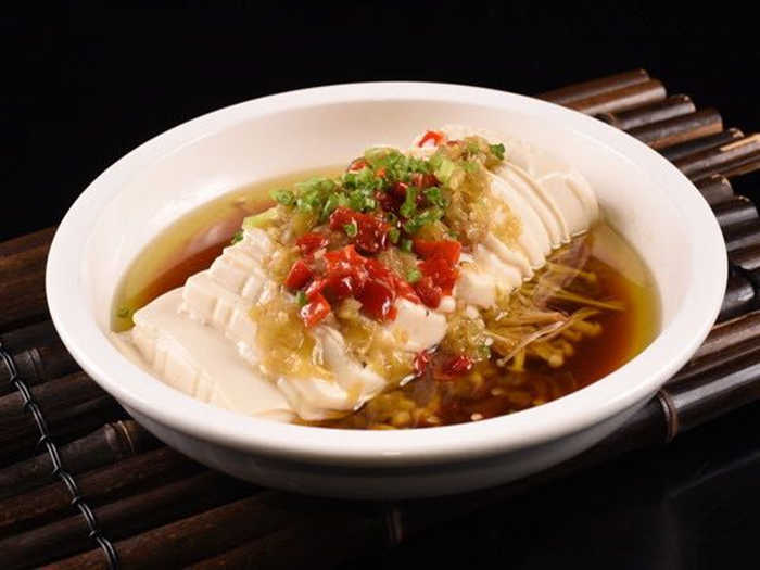 超值八人套餐仅480元；开胃四味碟 海蜇手撕鸡 香椿苗拌桃仁  竹笙荆芥瓜片汤 老干妈烧加州鲈 精品河南大烩菜 雪菜烧惊雷春笋 烧汁珍菌炒牛肉 自制黄椒酱蒸双拼 上汤浸时蔬  芥丝油馍头 葱香鸡蛋灌饼