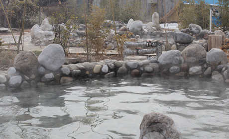 仅68元可享受138元的【咸阳】蓝波湾温泉水世界单人门票一张，蓝波湾水上世界、温泉养生为一体的大型商务休闲中心、以温泉文化为载体，集养生、洗浴、住宿、餐饮、娱乐、商务功能为一体的综合性温泉度假休闲中心