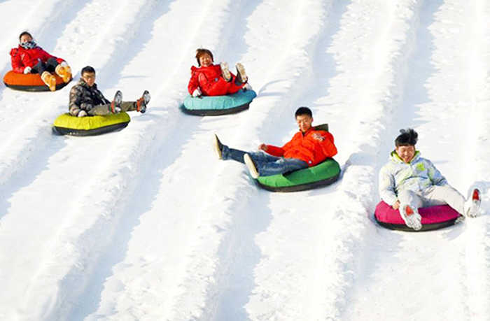仅90元，享原价100元神湖四季庄园滑雪场春节全天戏雪门票，包含：雪地坦克、雪地旋转器、雪上飞碟、雪船、雪地碰碰车、雪地悠波球，其它费用自理