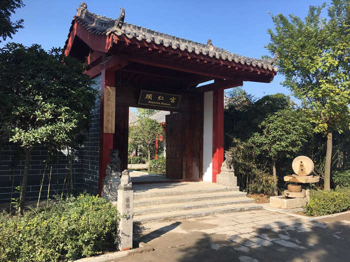 仅888元！享原价1688元的【洛阳市】玖玖温泉四合院套房住宿套票，包含：双人住宿+双人温泉+双人早餐+一份水果+莲花水城温泉门票2张等