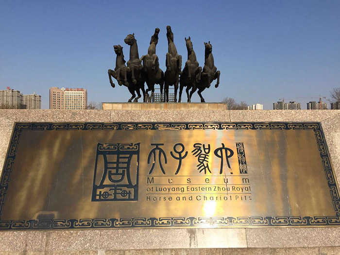 仅需40元，40元即可享受原价45元的【洛阳市】周王城天子驾六博物馆亲子票（一成人带一儿童），开放时间早8:30到晚18:00，随买随用无需等待。