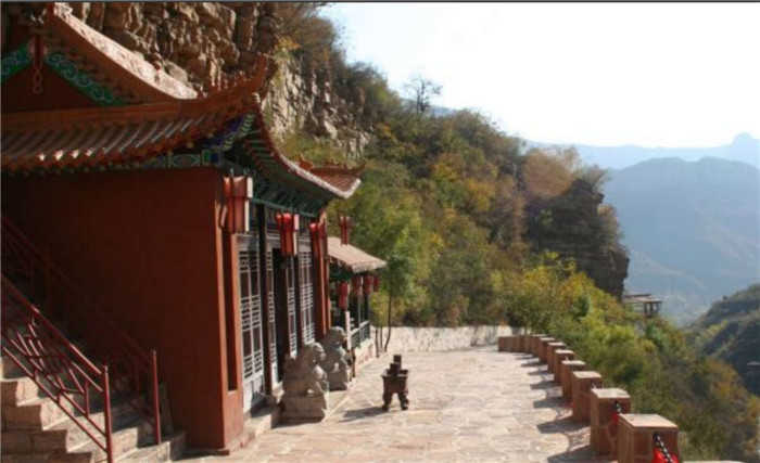 仅76元，享原价100元的【邯郸】十六沟风景区成人双人门票。入园前1小时提前购买。十六沟有个藏书洞和修道洞，传说藏书洞藏有天书，张三丰从武当山来到这里，取走天书炼成“九转还丹”才修道功成的。