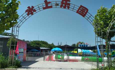 仅需50元，享原价88元的【郑州市】润泽水上乐园1+1门票；含：水上乐园1+1门票；项目：龙头滑梯、大象滑梯、食人鱼滑梯、30乘以20泳池等游玩项目；