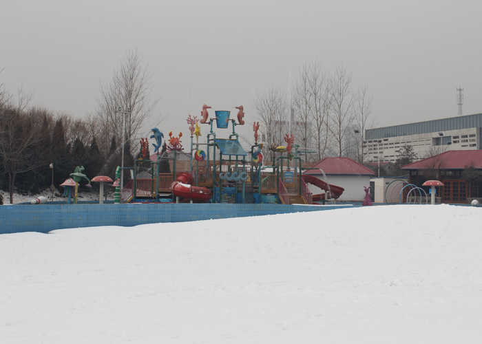 仅88元可享受158元的【咸阳】蓝波湾温泉+戏雪单人门票一张，蓝波湾水上世界、温泉养生为一体的大型商务休闲中心、以温泉文化为载体，集养生、洗浴、住宿、餐饮、娱乐、商务功能为一体的综合性温泉度假休闲中心