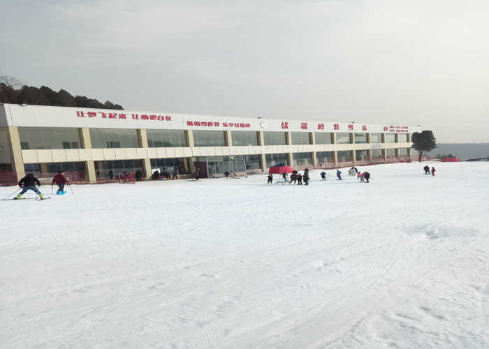 仅98元，享原价168元【蓝田县】伏羲岭滑雪场周末3小时滑雪票，总面积6000余平方米；拥有经验丰富的滑雪教练，为广大游客提供优质的滑雪体验。伏羲岭滑雪场，挑战自我，放飞激情，收获梦想！