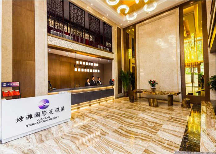 仅568元就享受668元的【崇州】拉菲玺龙温泉酒店观景房标间单间（2选1）周末法定节日住宿一晚包含：双人温泉票和双人早餐，让温泉洗净城市的浮华，让空气涤荡躁动的胸怀！ 胜地玺龙，热情恭候您的到来！