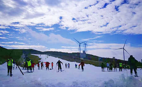 仅168元！享门市价200元的【贵阳市】云顶滑雪场平日上午滑雪3小时门票，包含：雪板、雪鞋、雪仗，是贵阳首家以滑雪为特色，集娱乐、美食、会议、垂钓、拓展培训和滑雪运动学校为一体的体育休闲主题乐园