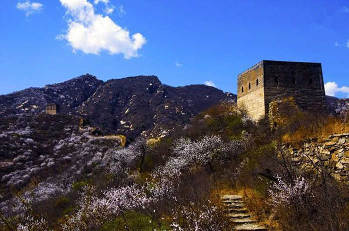 仅20元！享原价25元的【密云区】云蒙山长城遗址公园景区门票，包含：景区门票一张，公园地处云蒙山东缘，山形韶秀天成，宛延起伏，构思精巧，群峰突起，常隐于云雾之中，素有“北国黄山”之美誉。