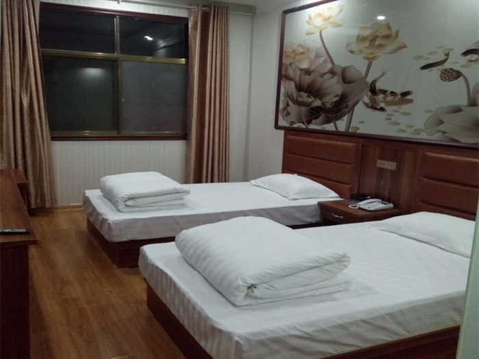 仅需168元，享原价228元的【周口市】东海普蓝湾豪华套房+四人洗浴门票；含：东海普蓝湾豪华套房+四人洗浴门票；项目：东海普蓝湾是一家集洗浴、住宿、游泳、休闲于一体的综合性酒店；