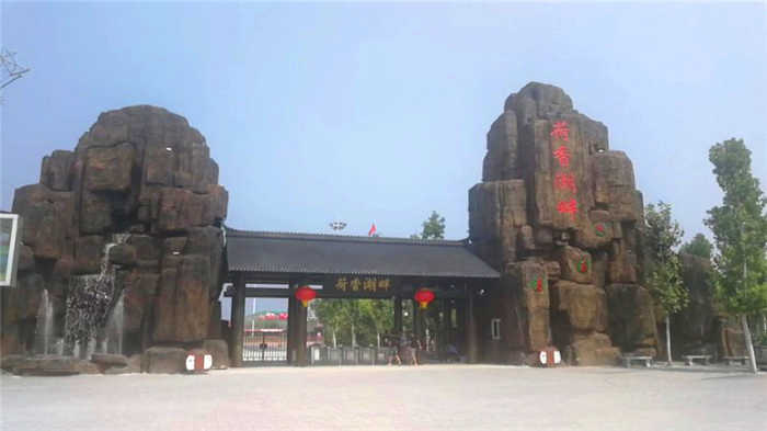 仅65元，享原价68元的【香河】荷香湖畔游乐园成人套票一张，套票包含：游乐园门票、自控飞机、摩天轮、空中漫步、雷霆节拍、小摆锤、欢乐泡泡车、激战鲨鱼岛、飞机大战坦克！