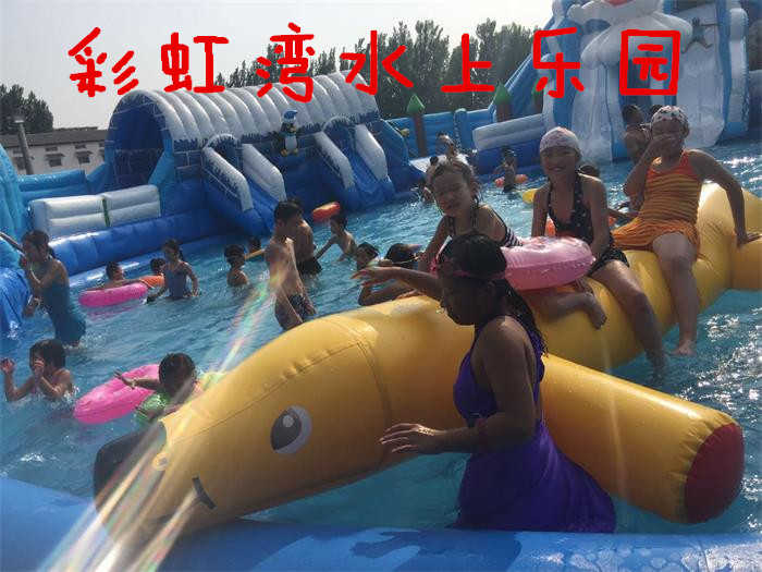 仅需12.8元，享价值15元【周口市】彩虹湾水上乐园儿童票一张，包含水上项目游玩+免费储衣柜+免费停车，水上划船、水上滑滑梯、水上攀爬等总有一款让你畅玩无限！