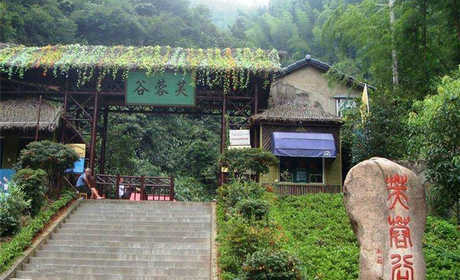 仅80元就享受98元的【黄山市】芙蓉谷景区门票一张，谷中群峰嵯峨，怪石罗列，原始森林茂密，其中众多形态各异的池潭碧如翡翠，波光闪烁，斑斓纷呈，令游人流连忘返。