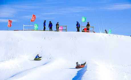 仅99元！享门市价120元的【鄂尔多斯市】鄂尔多斯草原冰雪乐园套票，包含：雪圈、雪车、雪地转转、雪板、冰车、冰上自行车，鄂尔多斯草原民族文化后的精神附着，响应自然与心灵的感召，告别城市，回归草原。