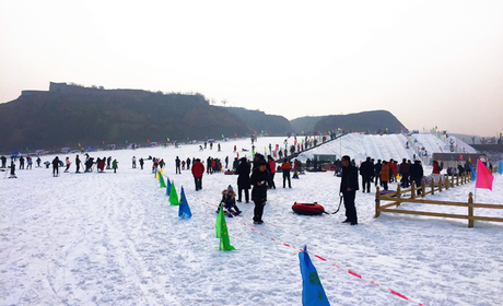 仅132元，享原价140元【礼泉县】烽火滑雪场春节成人通票，包含嬉雪区：雪球夹，雪片，雪球炮，无动力雪车，悠波球，香蕉船+滑雪区：雪板（两小时）+雪圈区：雪圈（两小时）+动力设备区：雪地旋转 等！！！