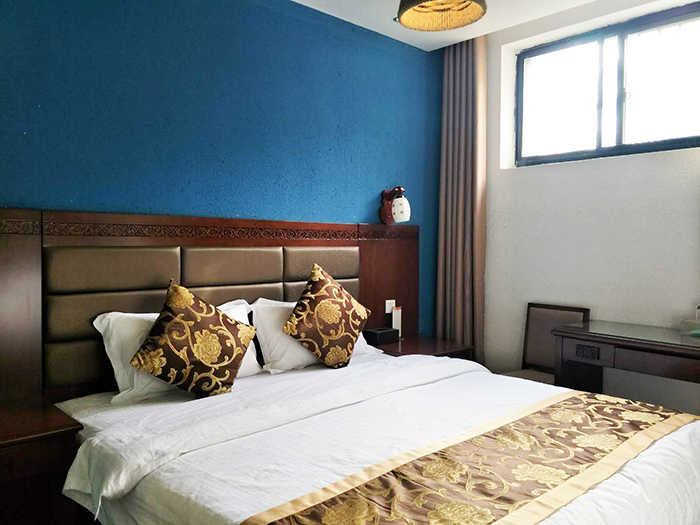 仅128元！享门市价298元的【宝鸡市】炎帝客栈特惠大床房住宿一晚，包含：特惠大床房住宿一晚（1.8*2m，有窗），西北地区首家以姜炎文化为主题的休闲度假酒店，融合园林文化，休闲文化与养生文化为一体。
