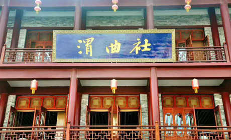 仅40元！即可购买原价80元渭曲社门票一张；渭曲社位于渭南老街内，是以传统曲艺为主的表演场所，在汇集本土非物质文化遗产渭南皮影，老腔的同时，吸纳融入来自“陕京津”三地传统曲艺相声
