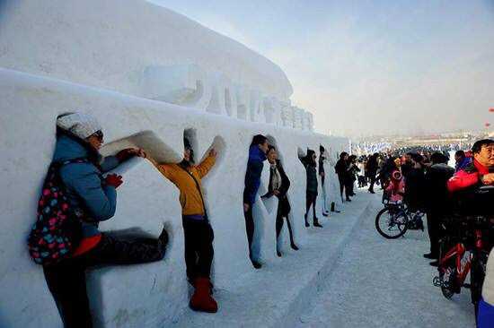 仅99元，享原价500元的【乌鲁木齐市】植物园冰雪大世界特惠预售套票，包含：滑雪圈、滑冰刀、冰雪迷宫等13个项目植物园冰雪大世界位于乌鲁木齐市新市区北京中路916号，市区内。是一家集冰雪娱乐、休闲娱乐