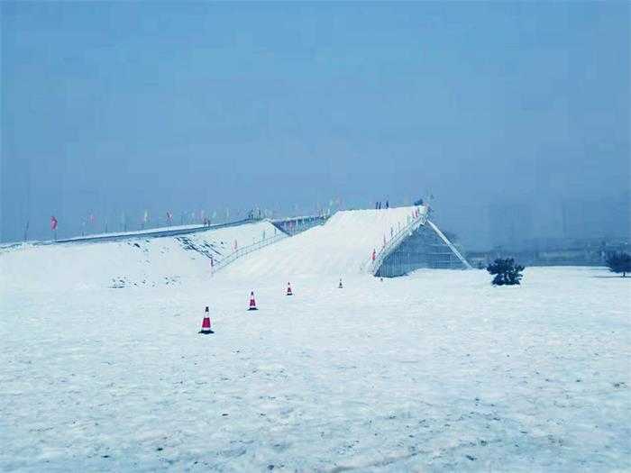 仅138元！即享原价158元的【唐山】绿洲冰雪大世界戏雪乐园游乐通票一张，含：雪上飞碟、儿童雪橇车、儿童滑板车、悠波球、穿梭、钩机、儿童蹦蹦床、真人CS/半小时等项目，项目游玩时间以商家现场规定为准；