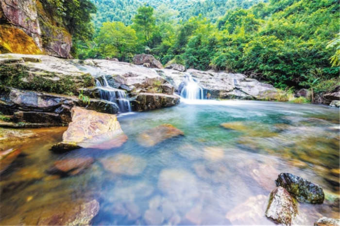 仅24元就享受25元的【南宁市】水锦顺庄旅游景区成人票一张，含：依据现状地形，顺应山体走势散状分布，让游客枕高山、面流水，人、山、水、庄融为一体，达到“天人合一”的至善境界。 