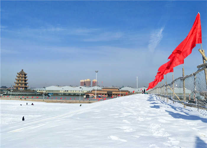 仅8元，享原价10元的【天津】双塘冰雪嘉年华儿童门票（1.2米以下）让您在今年的冬日里，和家人一起，享受不一样的戏雪快感，