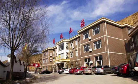 仅50元，享原价88元【张家口】明珠山庄成人票（游泳+温泉），长江以北空气质量年排名第一，人称“八山一水一分地”，具有丰富的山地林区旅游资源。