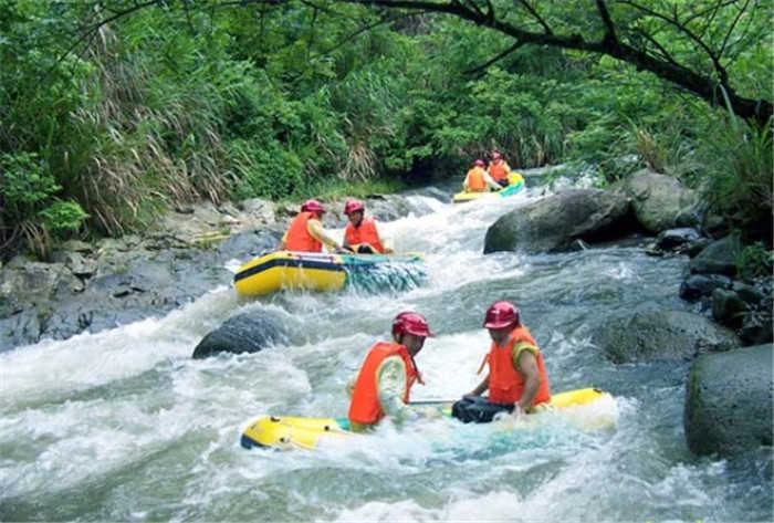 仅50元，享原价68元的象形风景区漂流一次，三面环水，鸟语花香、四季翠绿、空气新鲜，岩峰错列、悬崖绝壁，形成奇特多姿、若人若物，若禽若兽的奇山怪岩，千姿百态，目不暇接