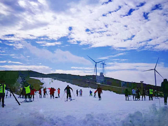 仅168元！享门市价200元的【贵阳市】云顶滑雪场平日上午滑雪3小时门票，包含：雪板、雪鞋、雪仗，是贵阳首家以滑雪为特色，集娱乐、美食、会议、垂钓、拓展培训和滑雪运动学校为一体的体育休闲主题乐园
