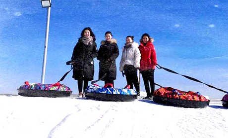 仅39元享受原价49元的【滨州】草原牧歌冬季滑雪成人平日门票一张。含雪鞋、雪板、雪仗、雪圈等雪场所有娱乐项目。